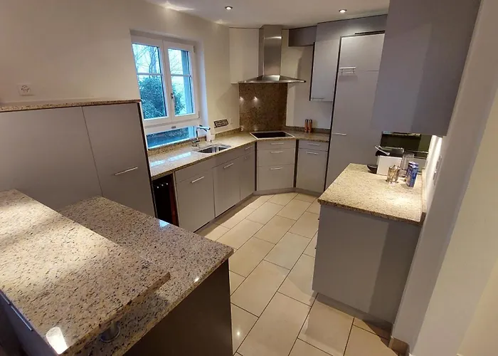 Renovierte 4,5-zi-wohnung Mit Parkplatz In Ruhiger Lage - 90m2 *