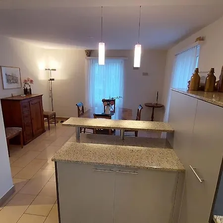 Renovierte 4,5-zi-wohnung Mit Parkplatz In Ruhiger Lage - 90m2 Apartament